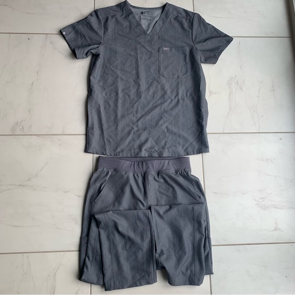 Figs mens grey scrub set. Axim cargo pants Chisec three pocket scrub top small - Picture 2 of 10